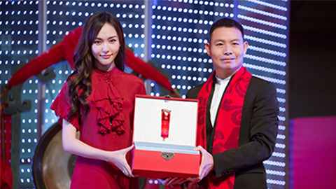 中国美正当红，中国尊龙官方A股上市，引领新时代